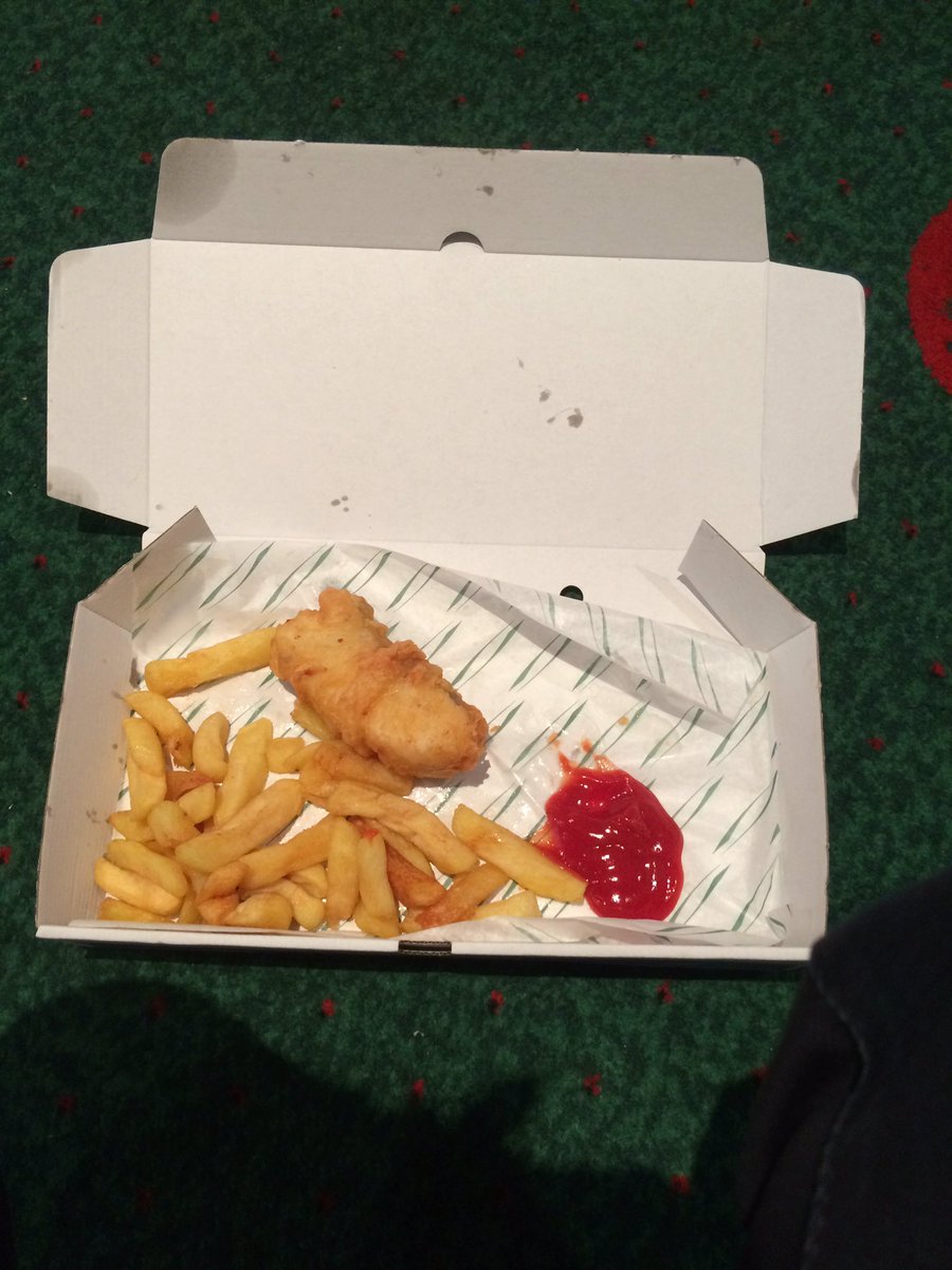 jummyjayo's tweet photo. @Chepstow_Racing £7 for this? Are you for real? #halfportion #terriblefood https://t.co/RHMj5lrBtI