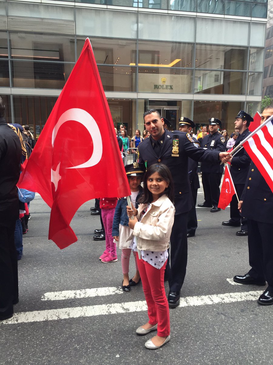 nypdturkic's tweet photo. Happening now #turkishdayparade @NYPDMuslim thanks for ur support. https://t.co/zNckeAtYAI