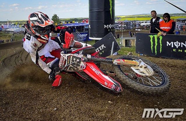 mxpics's tweet image. Get low..!