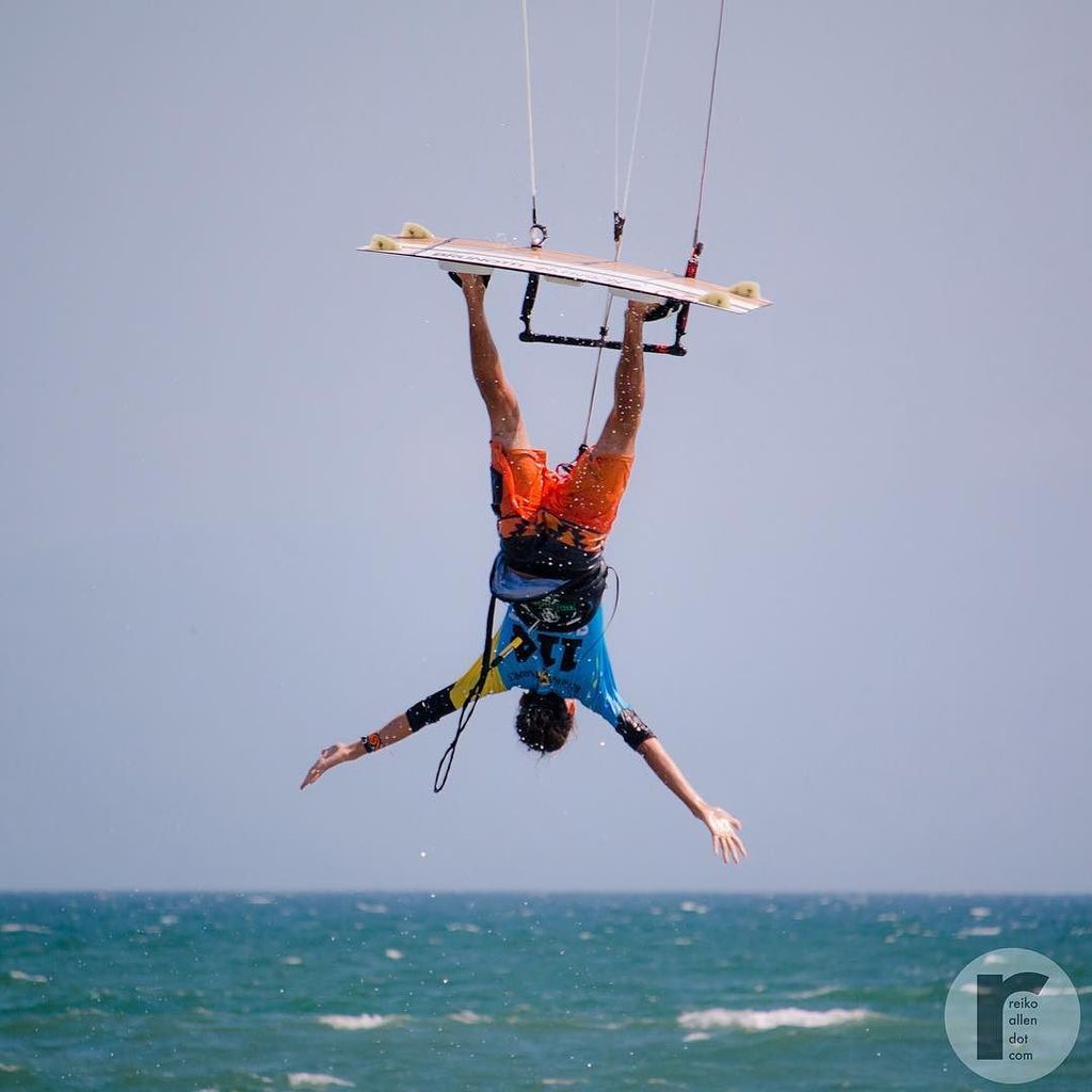 Look! No hands! 🙃 By far, my favourite move from yesterday at #festivaldelviento in #bucerias (in the photo: <a href="/jprot/">alim sudarsono</a>…