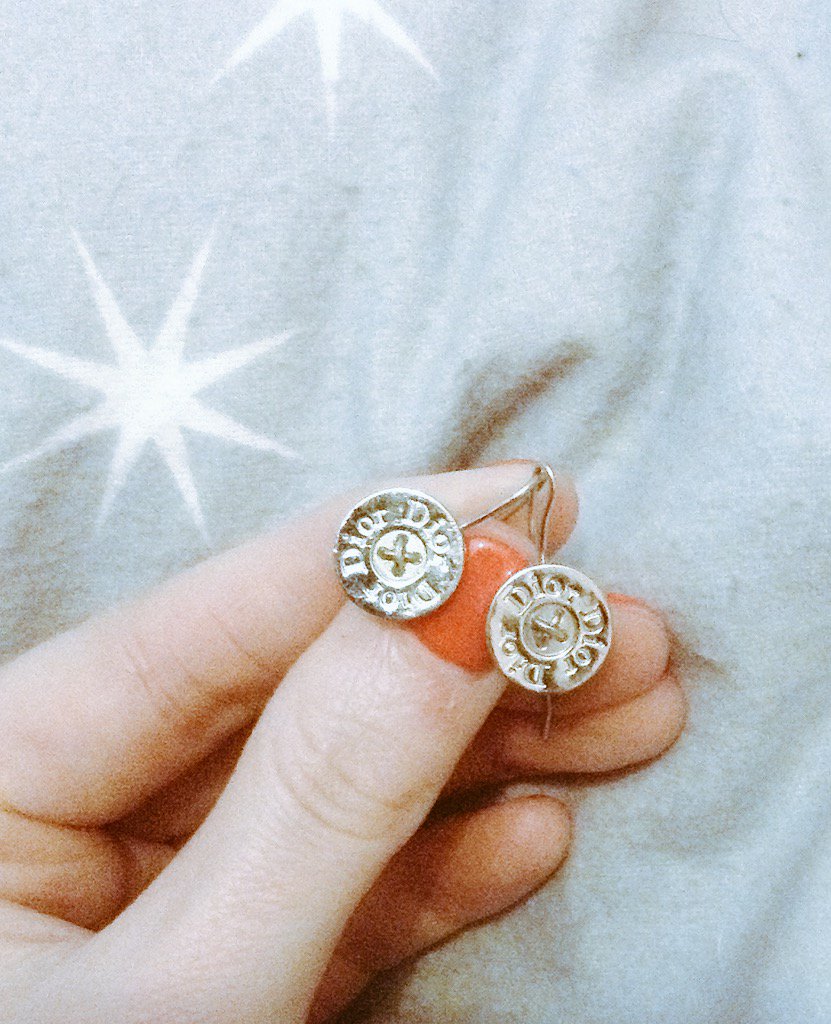 DiegoVanilla's tweet photo. Wearing these beautiful little numbers tonight @angiewak #18thgift #excellenttaste #celebrating30years https://t.co/q6XMuw0F5z