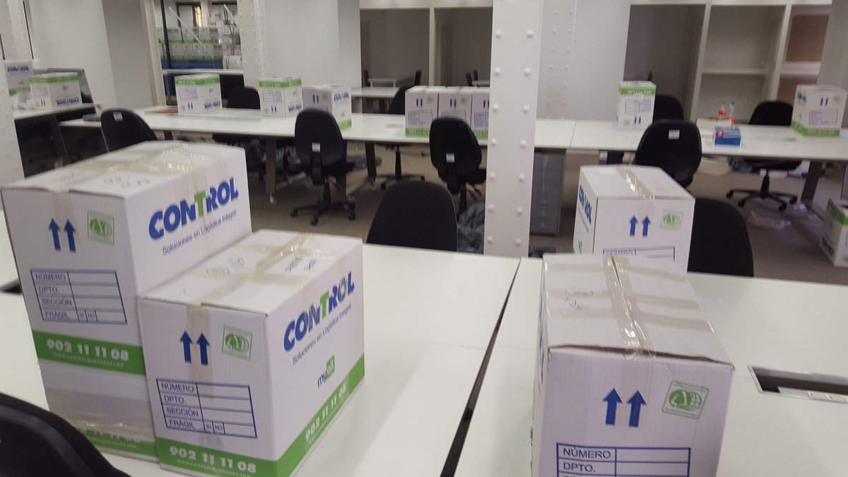 rtirandoanegro's tweet photo. .@MudanzasControl haciendo un spring para que todo esté listo el lunes en la nueva #BeOffice 😄 https://t.co/nADXWGqktG