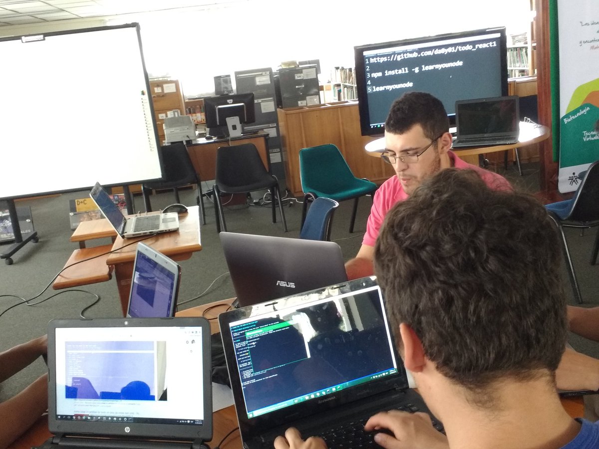 Talleres de <a href="/nodeschool/">NodeSchool</a> en el #nodeschoolday #nodejs <a href="/ManizalesJS/">Manizales JS</a>