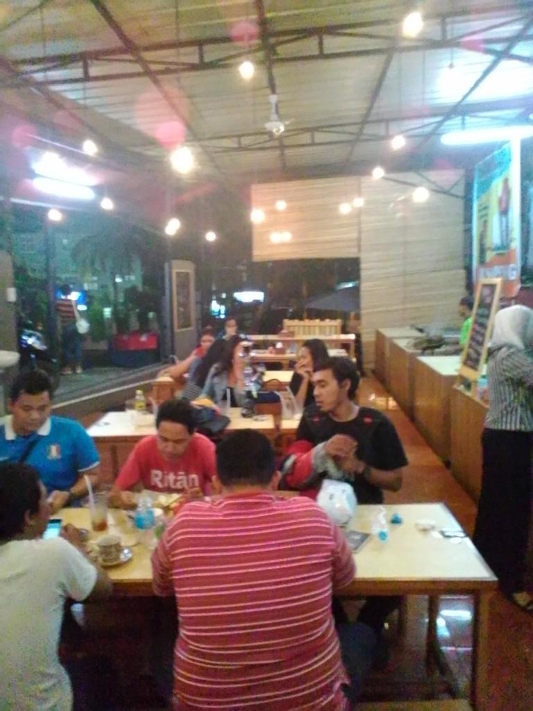 CbrFoodstop's tweet photo. @TerrasCibubur @ririns masih rame nih... abis ini ketentuan kontes selfie, grufie dan memey di kasih bocornnya y :-) https://t.co/Z6sNyV7ui7