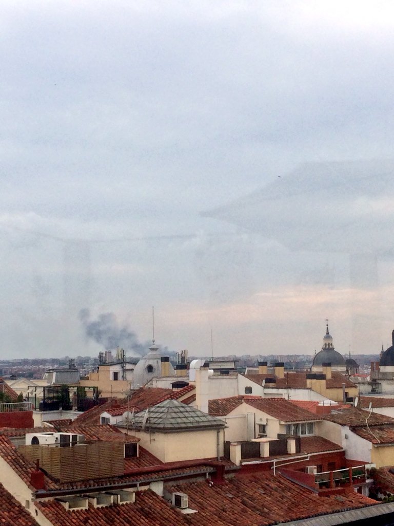 rafadelolmog's tweet photo. Algo se quema en #madrid https://t.co/xDob7bdSmh