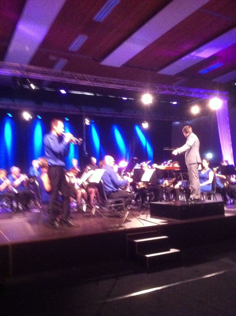 Jacco van Beek van De Bazuin Wetering verklankt Flowerdale van Philip Sparke op escornet <a href="/GoudenSpiker/">GoudenSpikerFestival</a> #2016GSF
