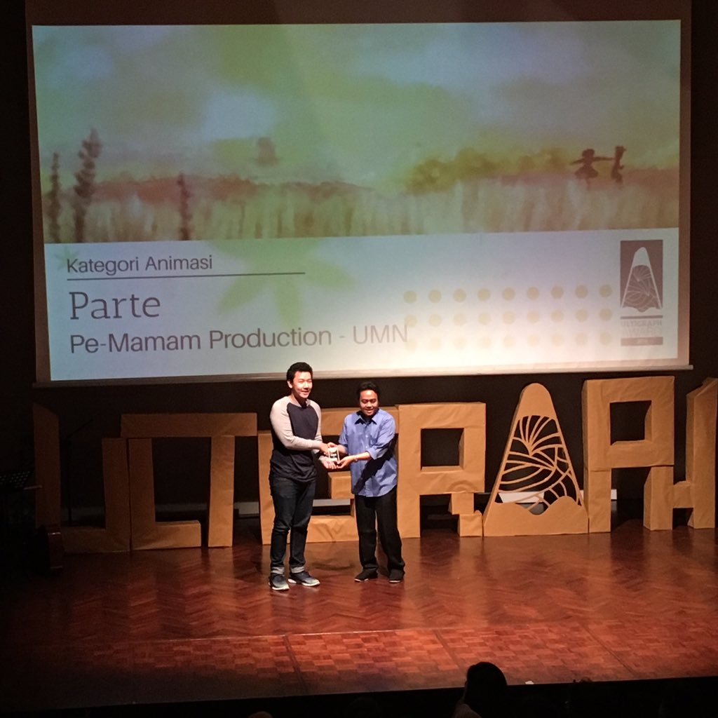 Penyerahan penghargaan kepada pemenang Sub Kategori Best Story!