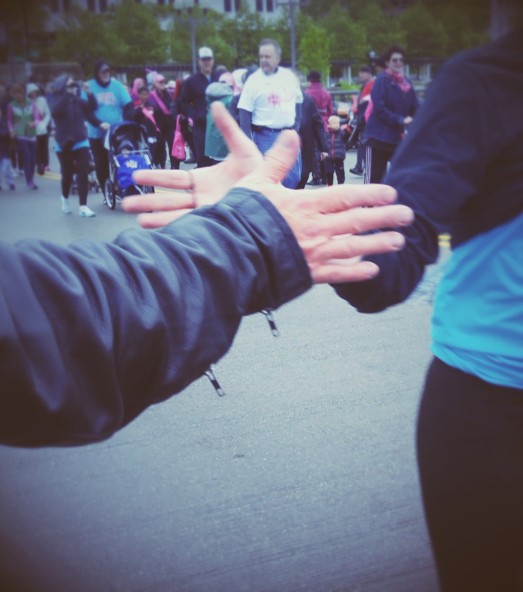 CassidyRausch's tweet photo. High fives to cheer our runners on at #thundertunmel #CbusRFTC https://t.co/ZAmAucQAd1