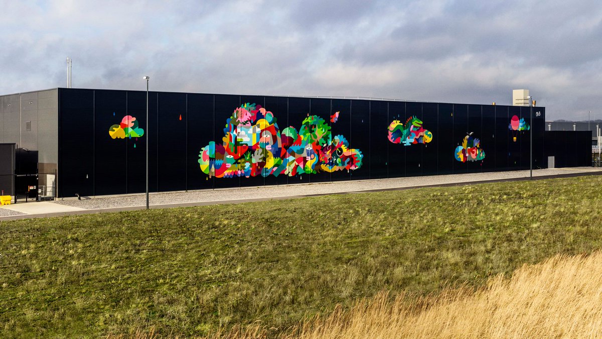 StreetArtBel's tweet photo. All is in the #cloud. A #wall by @Oli_B_art at #Google #DataCenter at #StGhislain. More at https://t.co/aEatiXnCxL https://t.co/glxpENtHCL