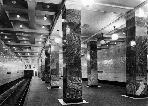 SovietComedia's tweet photo. El Metro de Moscú https://t.co/rHFggPdD4E