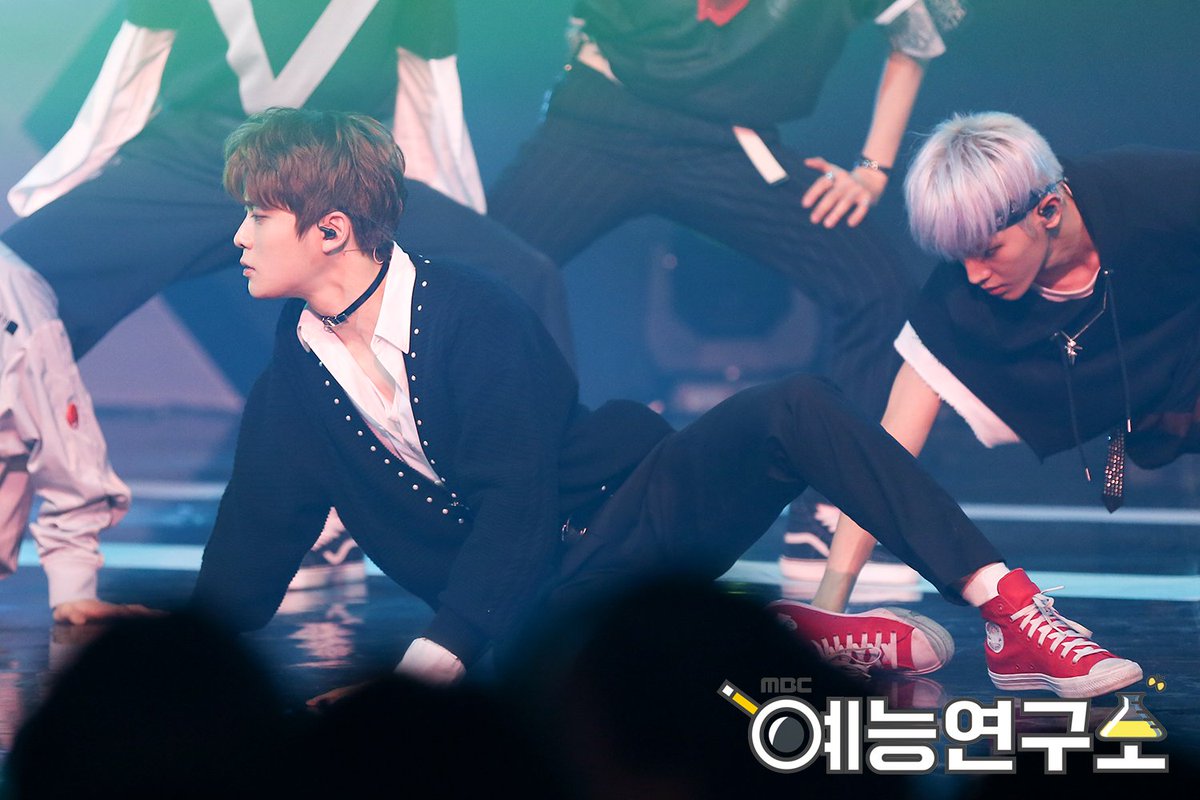 MBC_entertain's tweet photo. 경 ☆ 정윤오 음중 초커 장착 ☆ 축
160514 #쇼음악중심 #NCT #NCTU #재현 
https://t.co/G26Bxqaq3l https://t.co/hNevNVrkbI