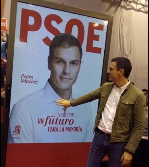 soynormalvale's tweet photo. ojalá alguien me mirara como Pedro Sánchez se mira a sí mismo https://t.co/i2RESHlGUd