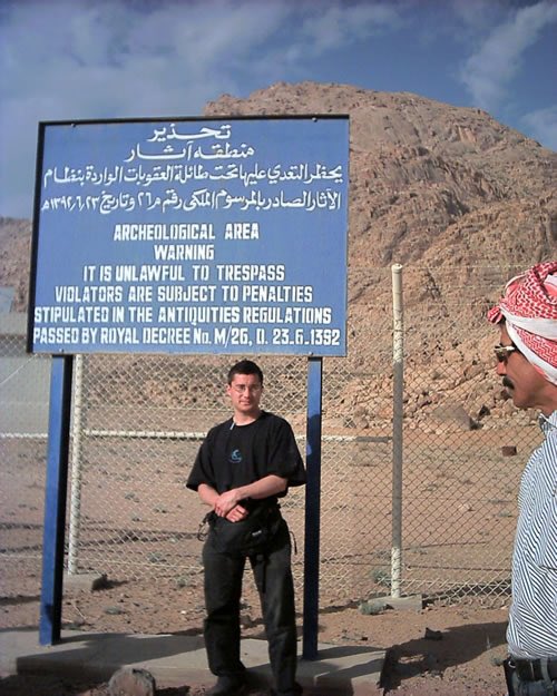 تويتر இல الآثار يعتقد بعض اليهود أن الله كلم موسى صلى الله عليه وسلم في جبل اللوز وليس جبل الطور، وهنا الباحث رون وايت في جبل اللوز.