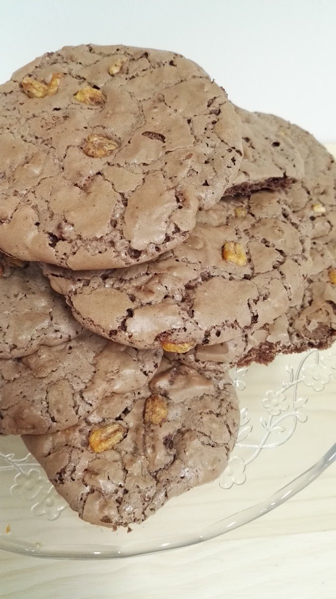 SweetPepitas's tweet photo. BROWNIE COOKIES CON KIKOS:Crujientes por fuera,tiernas por dentro,chocolatosas y ligeramente saladas...brutales!! https://t.co/47XvuWKLPf