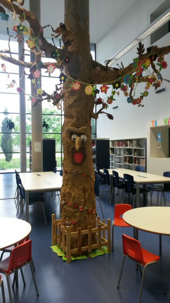 Nuestro árbol en la Biblioteca Javier Lapeña de #Pinto ya tiene rostro