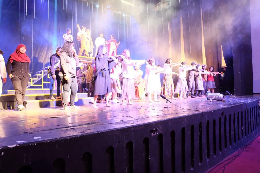 Terimakasih atas bantuannya menyukseskan pentas teater kami @HUMASWAROENGSS ^-^