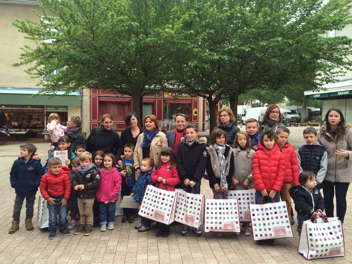 AndreLaignel's tweet photo. Remise des Prix des Fêtes de la Tour Blanche : 17 lauréats de tous âges, pleins de créativité. #FTB2016 https://t.co/16M6f7aq1A