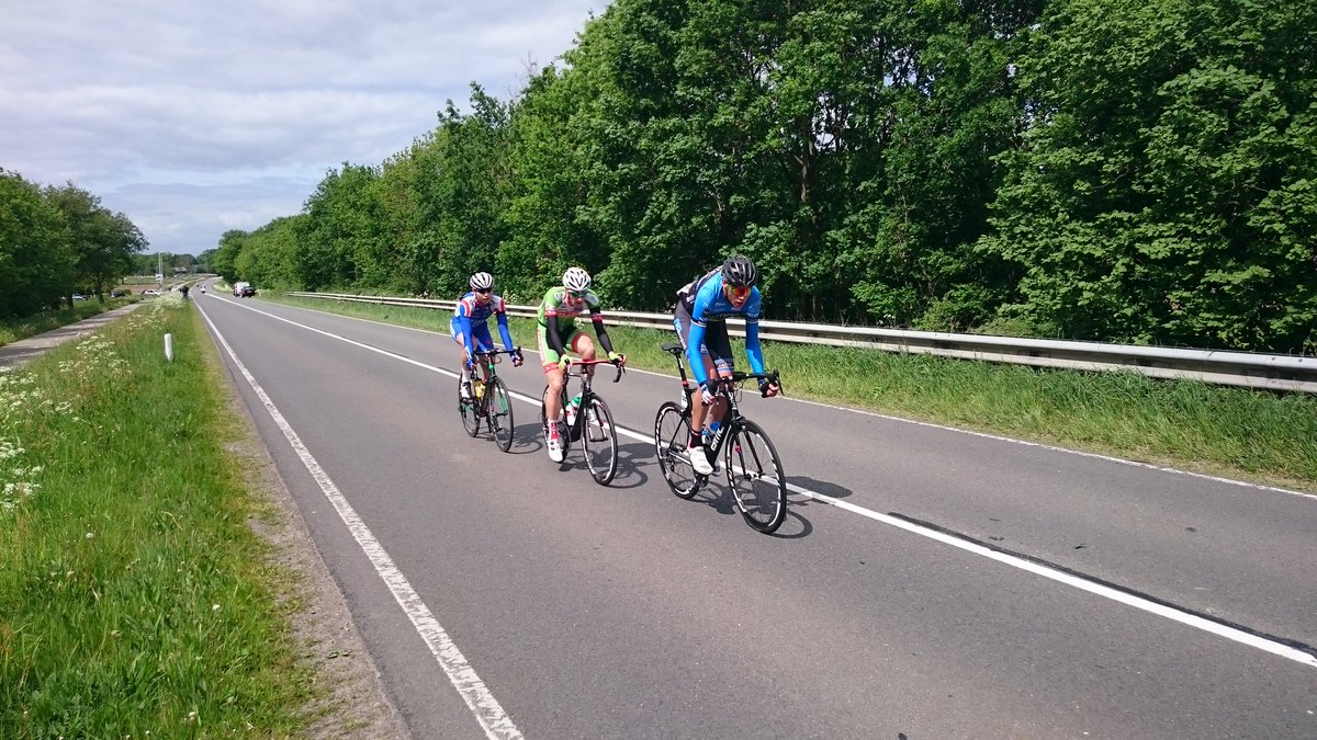 RvOverijssel's tweet photo. De kopgroep op het viaduct bij Bornerbroek,  dorp van de Ronde. #rvo2016 https://t.co/A8pCAXvytk