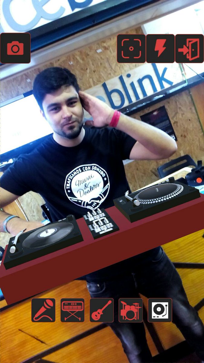 grolobor's tweet photo. En @iceblink_studio  arrancamos el sábado en #MusicandDealers #SanIsidro2016 con las camisetas de MAD y RA, probarlo https://t.co/Yuy5tssGh9