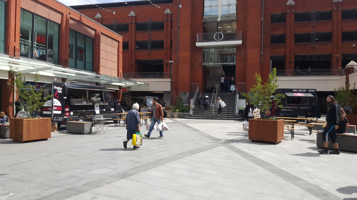 Sun's out Buns out <a href="/EatMeDrinkMeLDN/">Eat Me Drink Me</a> Ealing shopping centre with <a href="/Pulled_uk/">Pulled</a> and <a href="/monkeypuzzleco/">Monkey Puzzle Coffee</a>