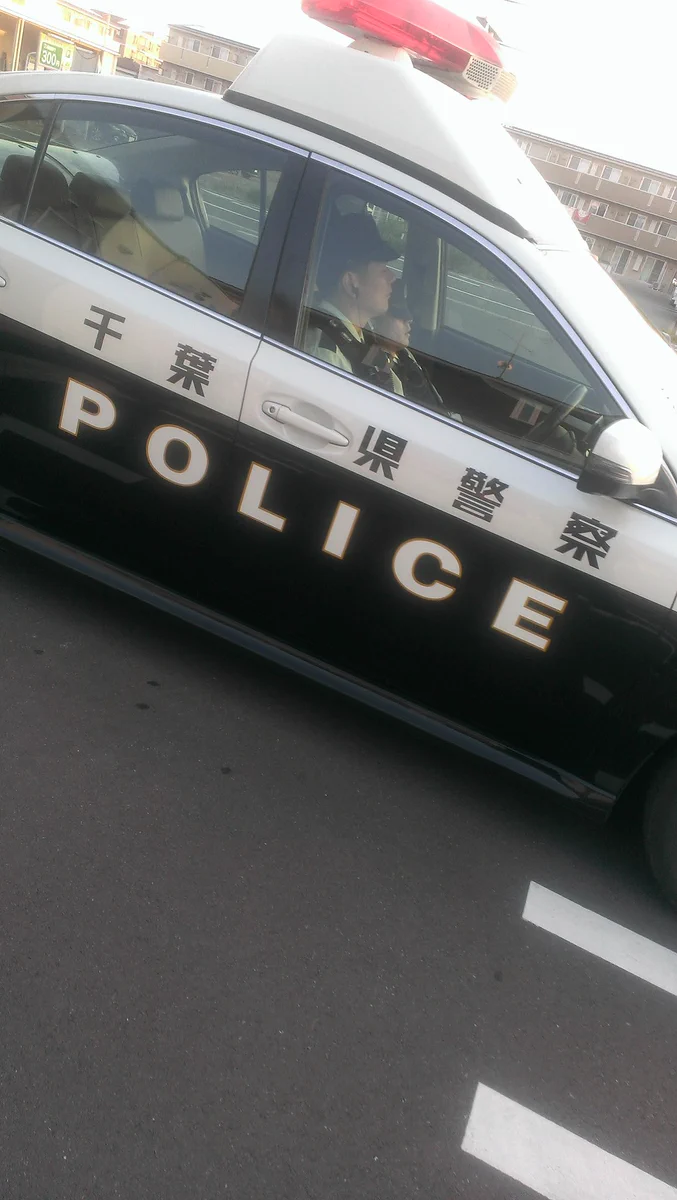 【炎上中】コンビニの前で、警察官が爆睡をしているところが激写されたwww