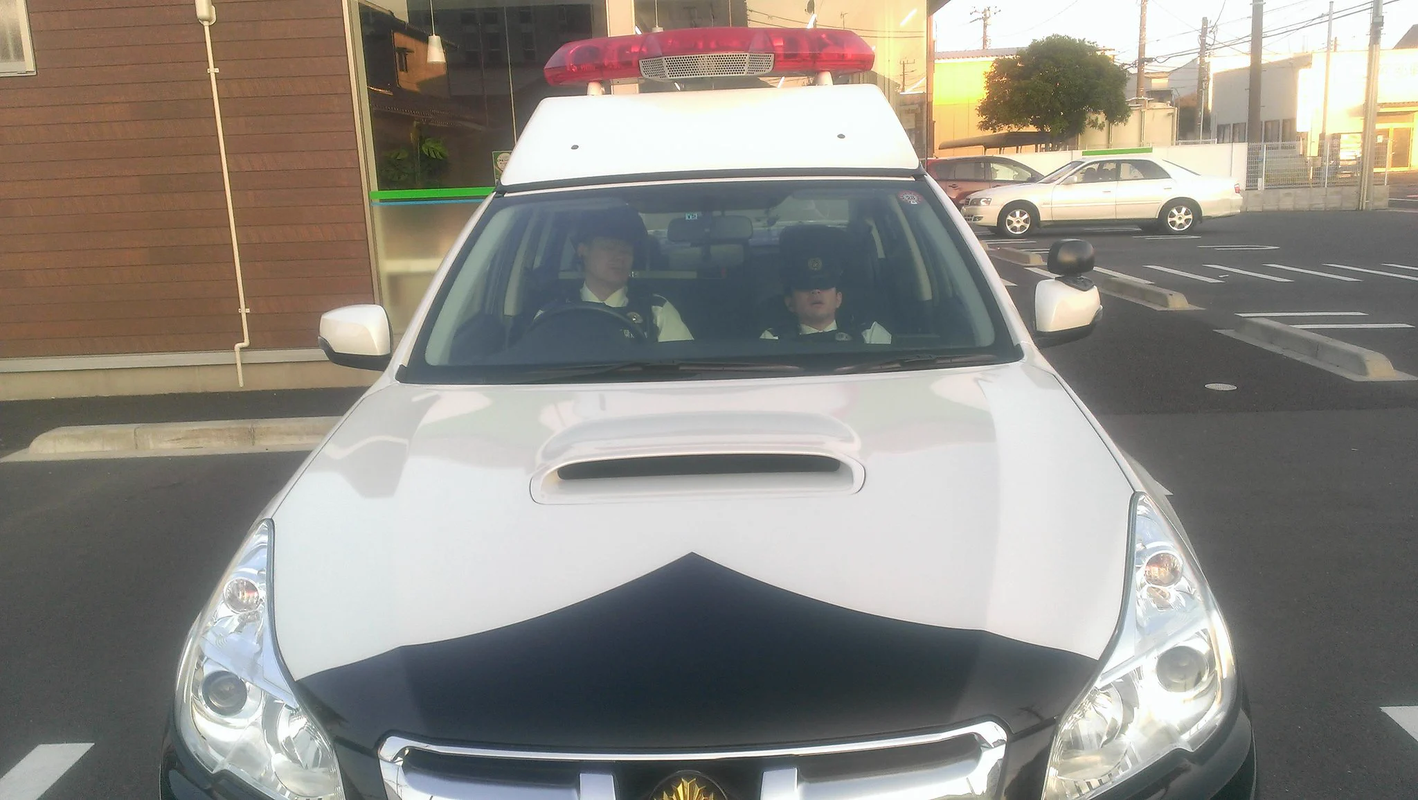 【炎上中】コンビニの前で、警察官が爆睡をしているところが激写されたwww