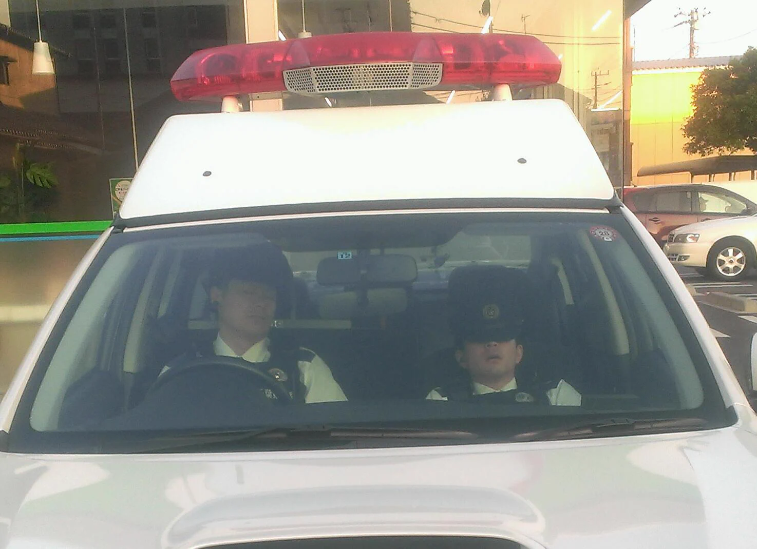 【炎上中】コンビニの前で、警察官が爆睡をしているところが激写されたwww