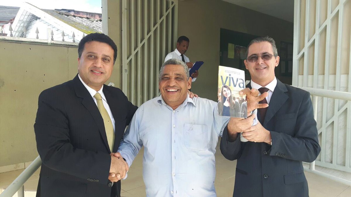 No litoral da <a href="/paulistasudeste/">APSe</a> o pastor da Assembleia de Deus recebe livro missionário e aceita estudo bíblico.