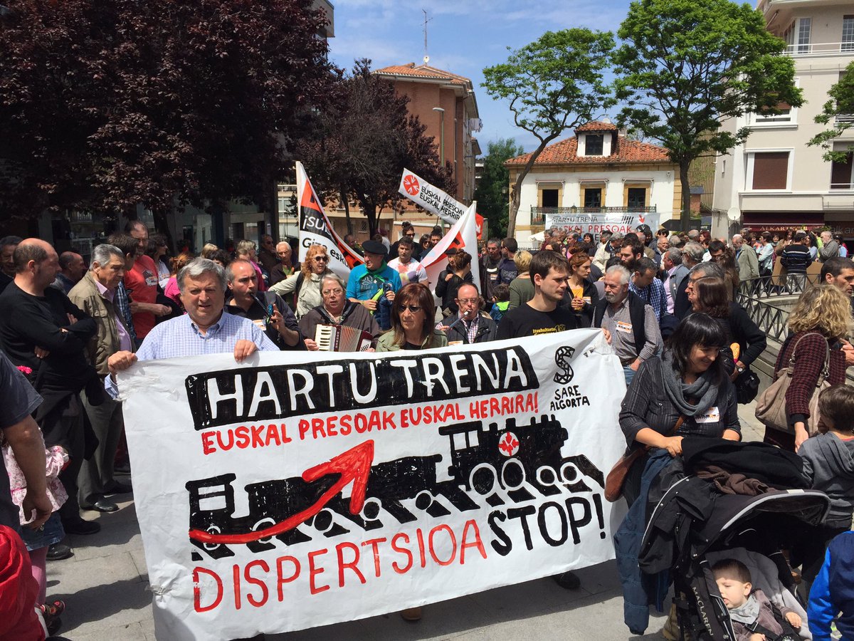 jaloniker's tweet photo. Euskal presoen eskubideen alde #HartuTrena! UribeKostan ere #GuztionArteanLortukoDugu @sare_herritarra https://t.co/AdWhCic8HN