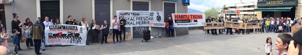 jaloniker's tweet photo. Euskal presoen eskubideen alde #HartuTrena! UribeKostan ere #GuztionArteanLortukoDugu @sare_herritarra https://t.co/AdWhCic8HN