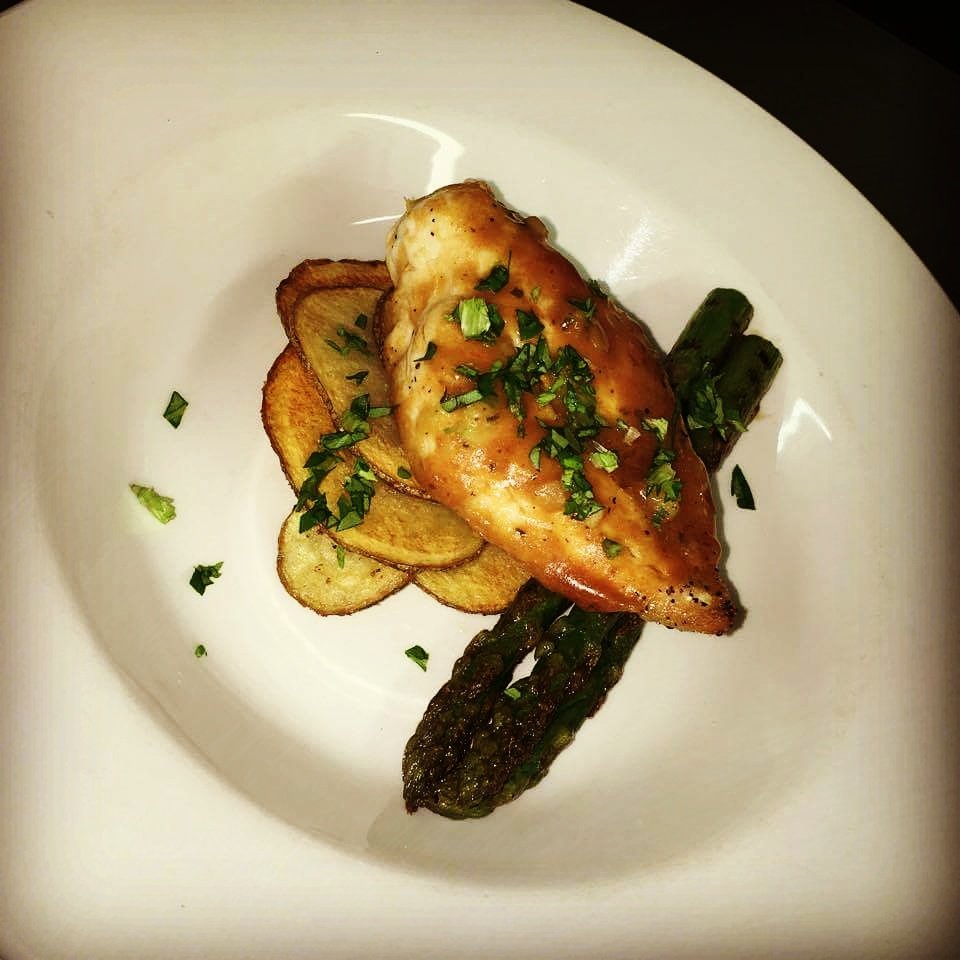 Michael_Chef10's tweet photo. Thai barbecue chicken and roast halloumi. On the new menu. #chicken #paultry #cheese #vegetarian #chef #restaurant https://t.co/2eY5FXmgSv