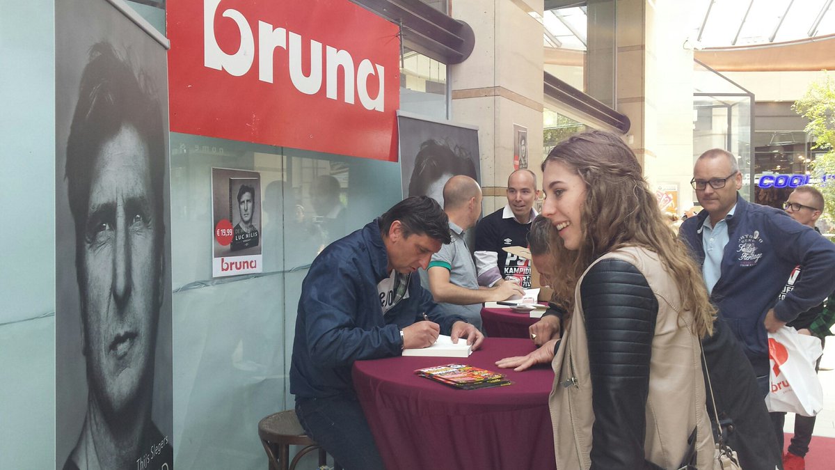 Even shoppen terwijl Luc Nilis en Thijs Slegers  De Waarheid signeren bij Bruna Veldhoven #ED # Veldhoven #druk