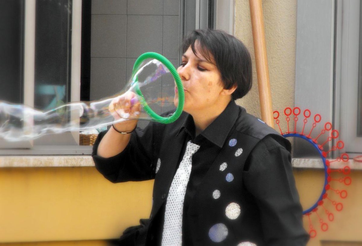 _MagicaBolla_'s tweet photo. #giantbubble Spettacoli di fine anno scolastico? Scrivimi per sapere come organizzarli a #milano e provincia https://t.co/3DCFANoNuW