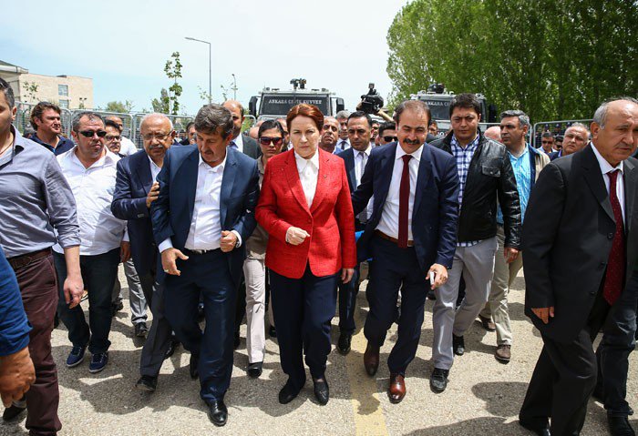 meral_aksener's tweet photo. MHP kongresi yapılıp yönetim değişir diye o kadar korkuyorlar ki, Hukuksuz bir şekilde polisle önlemeye çalışıyorlar https://t.co/Lc3Nmy14SF