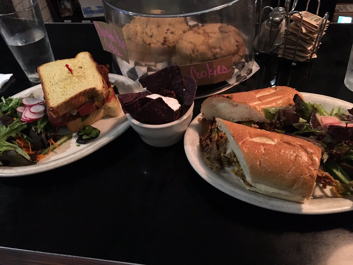 boshodream27's tweet image. @MathwizDavis #vegan dinner date yesterday - #veganfoodshare #champsdiner #brooklynNY @ChampsDiner
