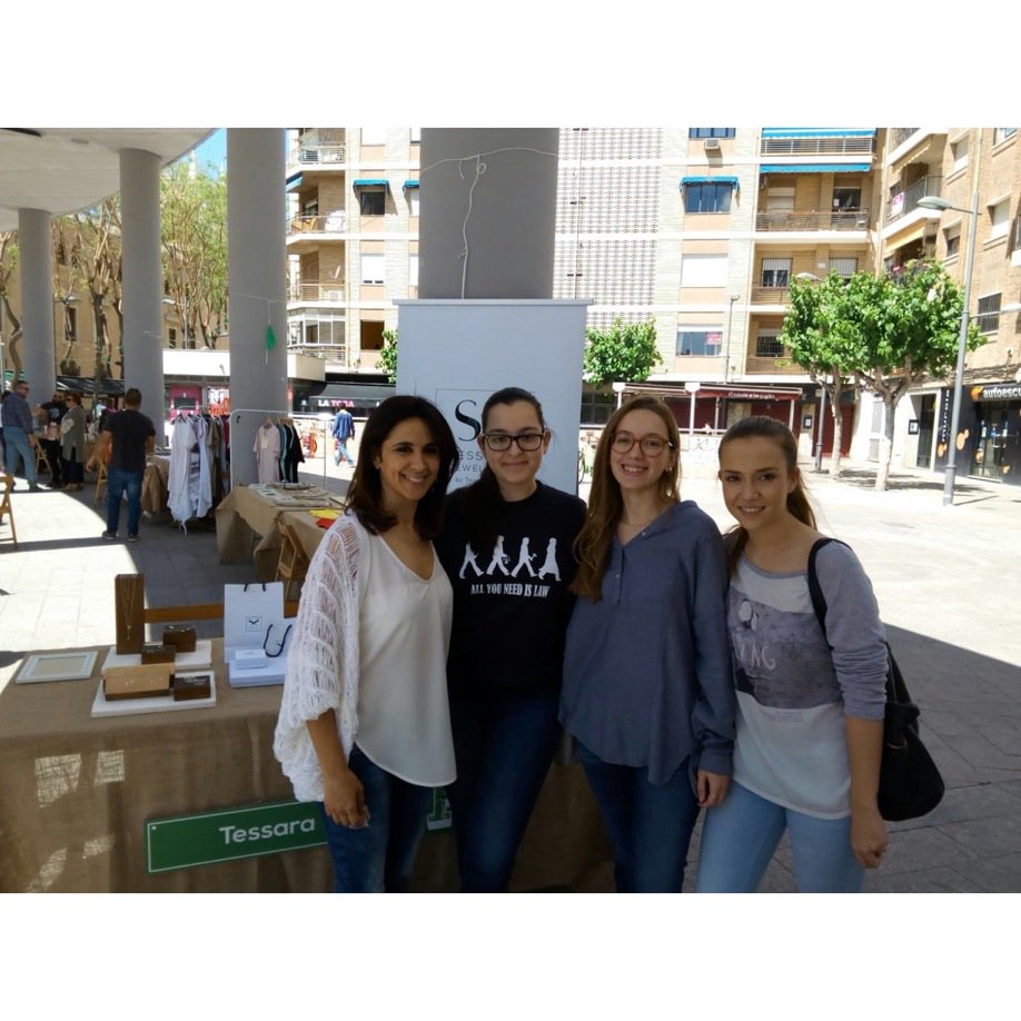 Que buen ambiente!! Pásate por la plaza de la Merced y conoce lo último de Tessara!!#joyasqueenamoran #handmade