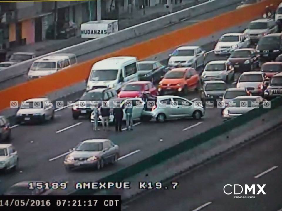 C5_CDMX's tweet photo. Choque en la autopista México Puebla circulación al pte. y Felipe Ángeles. Alt: Carriles laterales. https://t.co/xPEHf54R7L