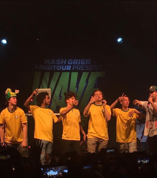 minsungpoetry's tweet photo. MEU CORAÇÃO NÃO TÁ DE BOA #WelcomeToBrazilTheWaveTour https://t.co/aQ6lfKaw7u