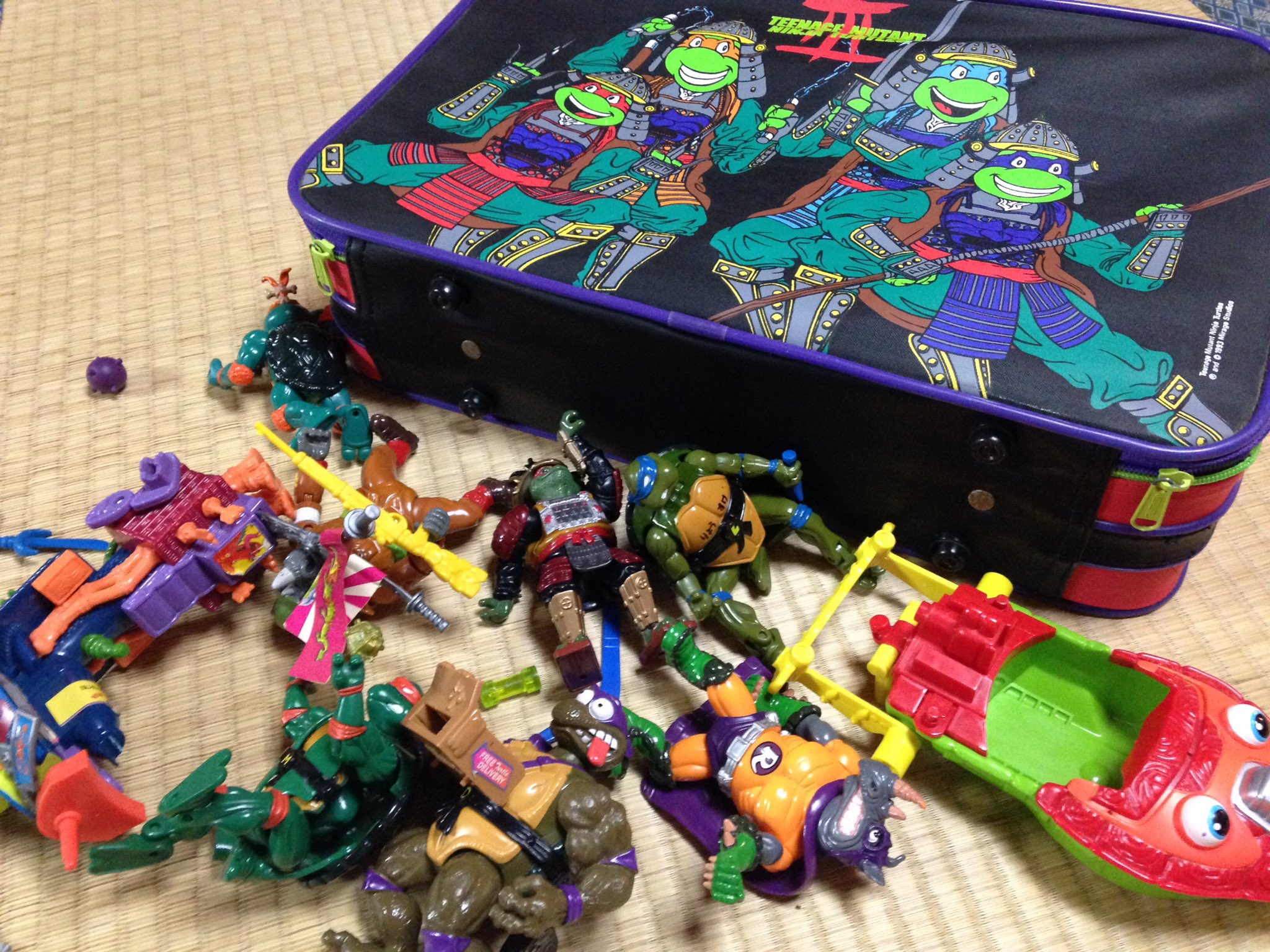 はるベイダー 実家に 昔のタートルズのおもちゃあった 私の弟が遊んでた物なので 年以上前のものかな スーファミのソフト好きだったな 綺麗に残っていてビックリ 時を経て 私の子供が遊ぶとは ティーンエイジミュータントニンジャタートルズ