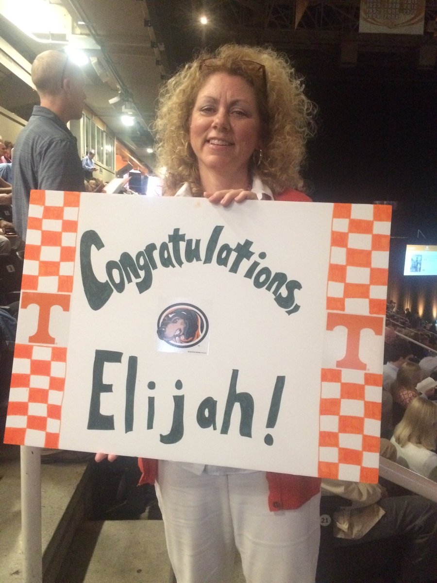 hannahallison90's tweet photo. We love you Elijah! #UTGrad2016 https://t.co/q7eZYyZOjw