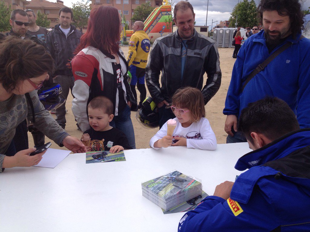El piloto <a href="/Isilva22/">Iván Silva #22</a> firmando en #Concentración #Motera #Humanes Recinto Ferial <a href="/motohumanes/">Motohumanes</a>