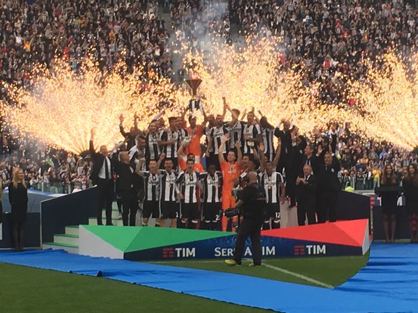 footmercato's tweet photo. La Juventus fête un nouveau titre de champion d'Italie ! https://t.co/AHPrfgNGep