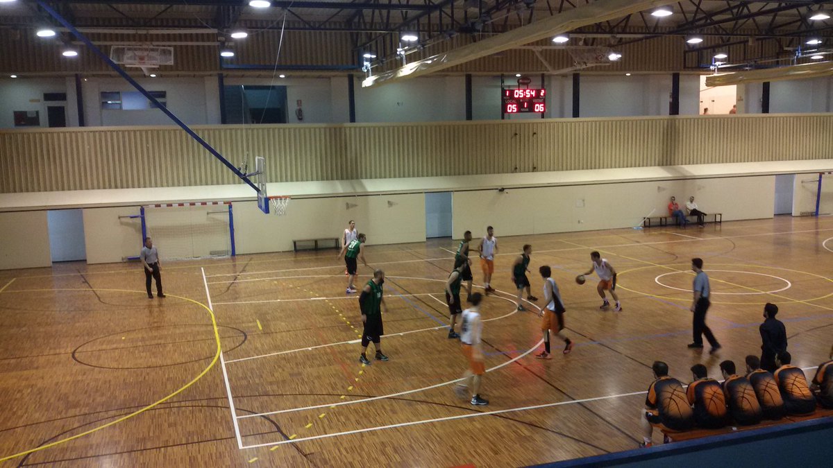 manuberes's tweet photo. Partido del sub25 @cbvilamontornes contra el tiana negre en el pabellon de les vernedes @CULIBLANCO https://t.co/z3fvIQG5Nr