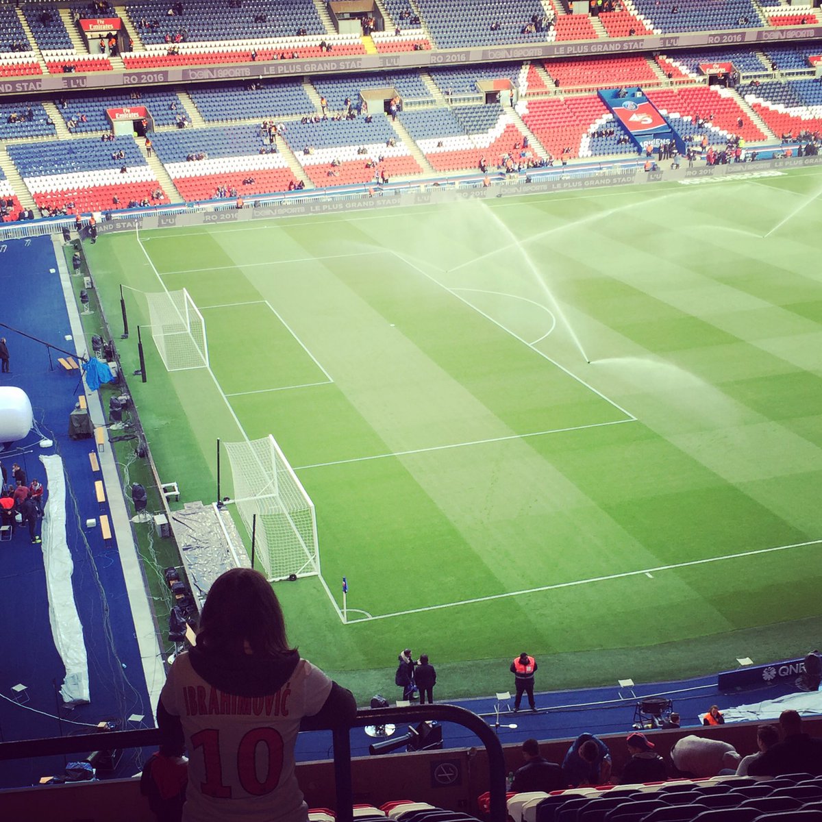 LilouPink_'s tweet photo. MERCI Zlatan!! Last game! Allez Paris 🔴🔵 #icicestparis #parisestmagique #PSG #parcdesprinces #teampsg @PSG_inside https://t.co/RxHQaI9Qj7