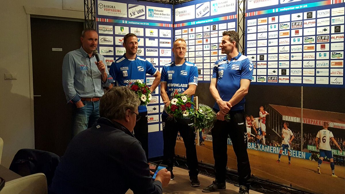 Klein "kampioensfeestje" met selectie en bestuur <a href="/SVURK/">Sportvereniging Urk</a>