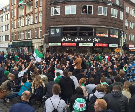 SandraDroege's tweet photo. #Werder Fans feiern auf Sielwallkreuzung in #Bremen den #Klassenerhalt https://t.co/TWMoH4xaS3