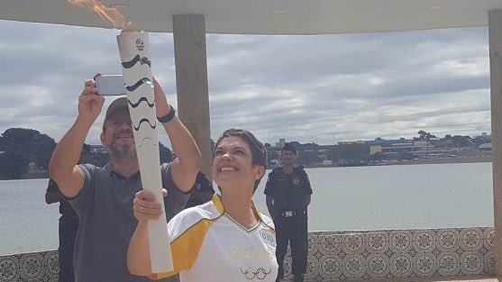 teamendlers's tweet photo. namore com alguém que te olhe da mesma maneira que a sandra annenberg olha para a tocha olímpica https://t.co/SDaOjVnSqh