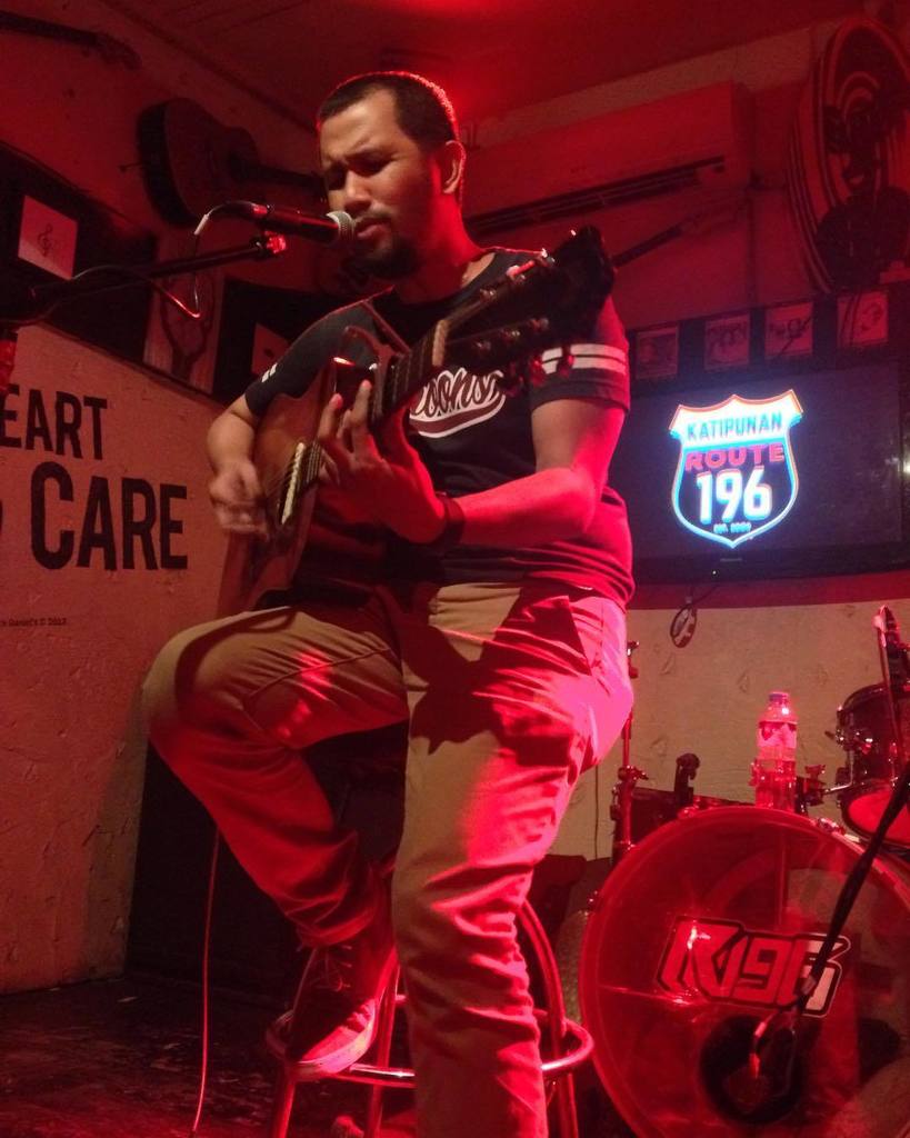 indiemanilalive's tweet photo. Johnoy Danao doing a cover of Up Dharma Down's "Tadhana" #Unravel2016 https://t.co/KGsjfRR7qV