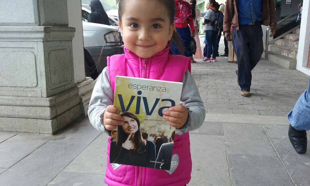 arielsaltos32's tweet photo. Desde los mas pequeñitos dan este hermoso libro que lleva #EsperanzaViva a todo el @EcuadorInf  #ImpactoAlausi https://t.co/43uSmFlr8T