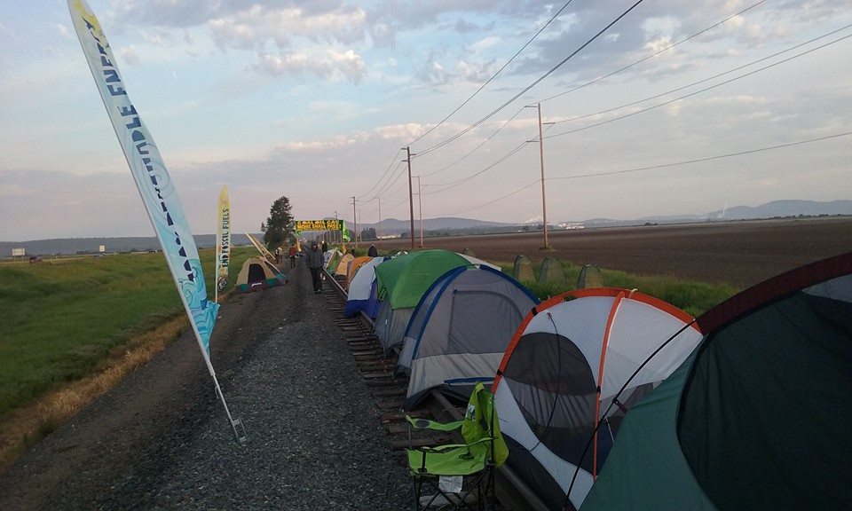 150 people slept on railroad tracks in WA last night to block trains carrying oil and fuel. Still there. #breakfree